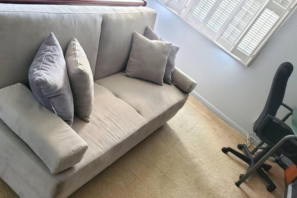 Fully Furnished, Beautiful, Spacious Two Bedroom Condo Лодерхилл Экстерьер фото